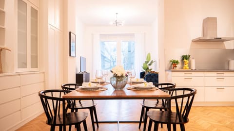 Kitchen or kitchenette, Dining area