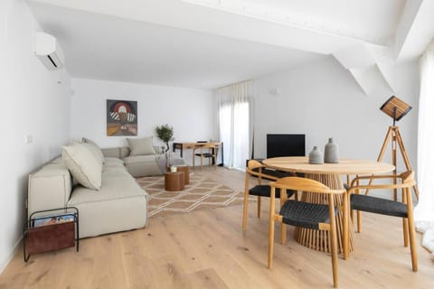 Communal lounge/ TV room, TV and multimedia, Living room, Seating area, Dining area