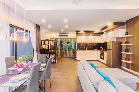 Kitchen or kitchenette, Dining area, oven, stove