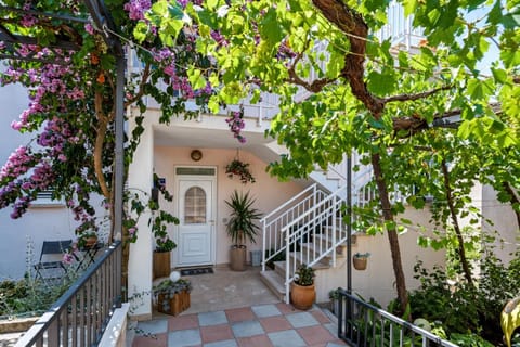 Property building, Spring, Day, Garden, View (from property/room), Balcony/Terrace, Garden view