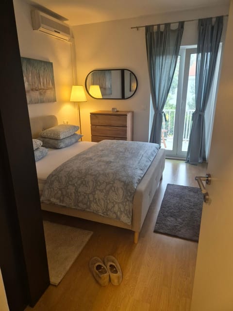 Bed, Photo of the whole room, Bedroom, air conditioner