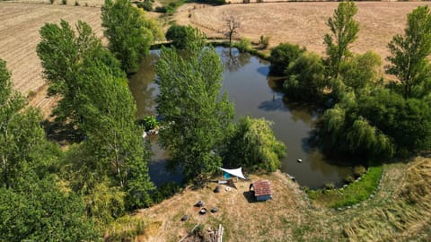 Maison de ferme, prairies sur la colline, étang House in Auvergne-Rhône-Alpes
