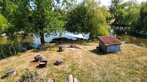 Maison de ferme, prairies sur la colline, étang House in Auvergne-Rhône-Alpes