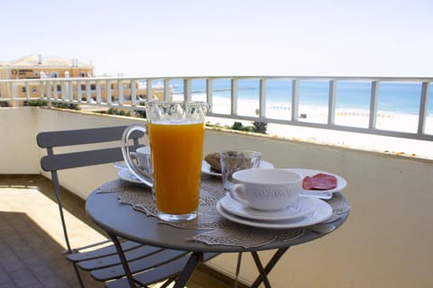 Natural landscape, View (from property/room), Balcony/Terrace, Dining area, Sea view