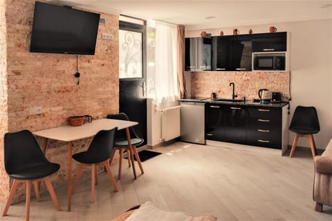 Toilet, Kitchen or kitchenette, Seating area
