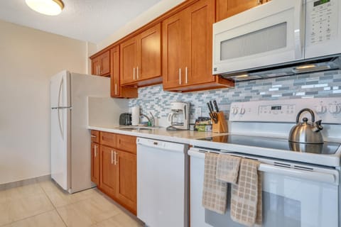 Gorgeous High Rise Waikiki Condo with Ocean and Diamond Head Views Apartment in Waikiki Beach