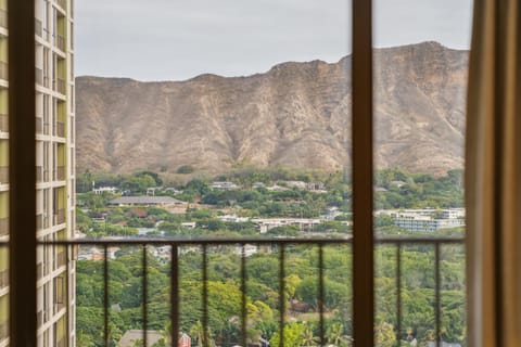 Gorgeous High Rise Waikiki Condo with Ocean and Diamond Head Views Apartment in Waikiki Beach