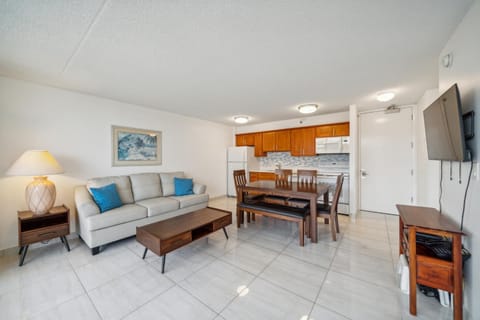 Gorgeous High Rise Waikiki Condo with Ocean and Diamond Head Views Apartment in Waikiki Beach
