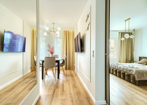 Bed, TV and multimedia, Photo of the whole room, Bedroom, hair dresser