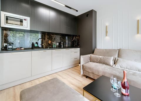 Kitchen or kitchenette, Dining area, minibar