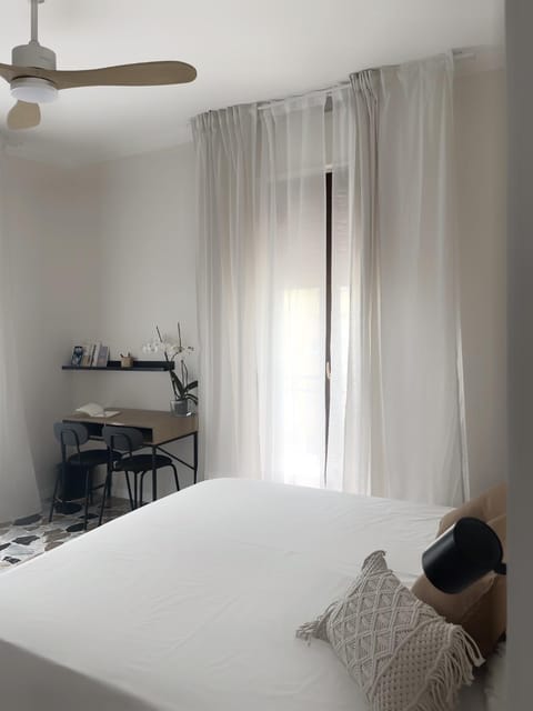 Bed, Balcony/Terrace, Seating area, Bedroom, fireplace, hair dresser