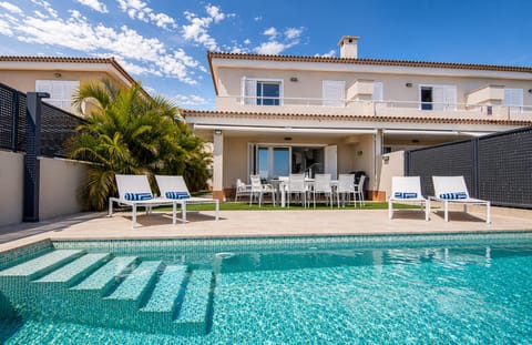 Property building, Patio, Day, Pool view, Swimming pool, sunbed
