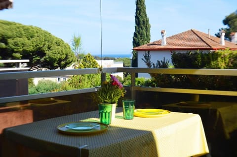 Joli studio cabine Vue Mer dans une Résidence avec Piscine Cabin in Cavalaire-sur-Mer