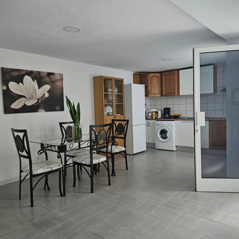 Kitchen or kitchenette, Seating area, Dining area, minibar, stove, toaster