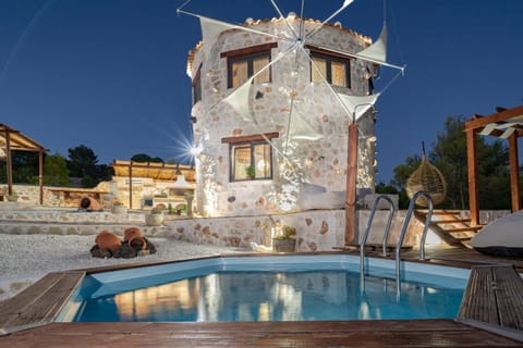 Property building, Patio, Balcony/Terrace, Pool view, Swimming pool, Swimming pool
