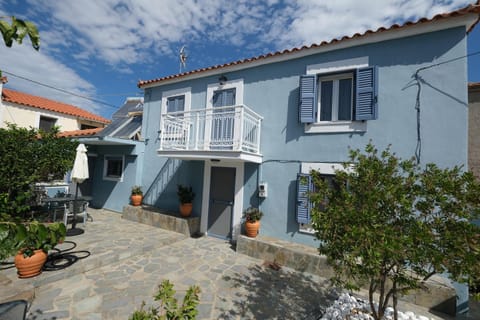 Property building, Day, Balcony/Terrace