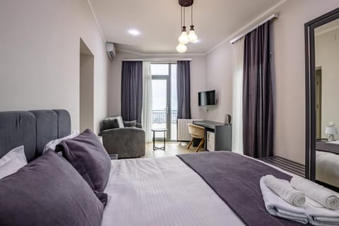 Bed, TV and multimedia, Photo of the whole room, Bedroom, hair dresser, towels