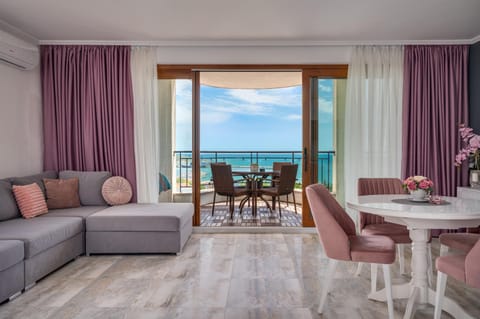 Garden, Garden, View (from property/room), Balcony/Terrace, Living room, Seating area, Dining area, City view, Pool view, Pool view, Sea view, Family, Family, Inner courtyard view