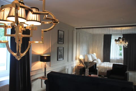 Bed, Living room, Photo of the whole room, Seating area, Dining area, Bedroom