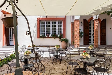 Property building, Restaurant/places to eat, Restaurant/places to eat, Garden, Living room, Banquet/Function facilities, Seating area