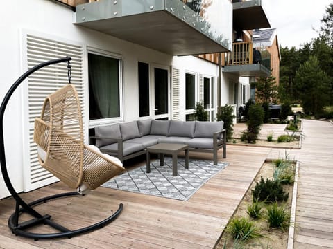 Property building, Day, Balcony/Terrace, Balcony/Terrace, Seating area