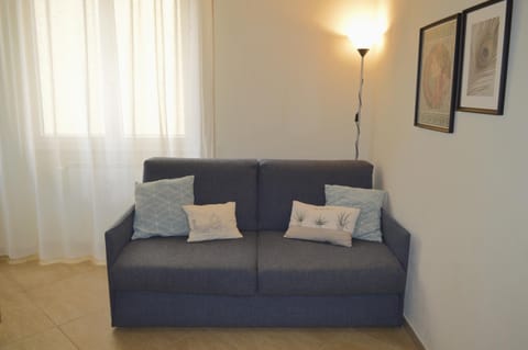 Bed, Living room, Seating area, Dining area