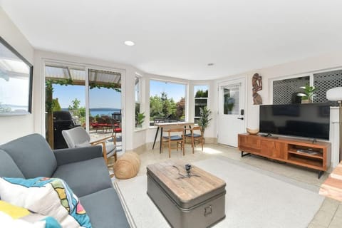 Gulf Island View Suite by EMR Vacation Rentals Apartment in Chemainus