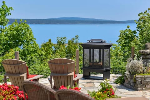 Gulf Island View Suite by EMR Vacation Rentals Apartment in Chemainus
