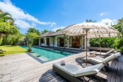 Property building, Garden, Pool view, Swimming pool, sunbed