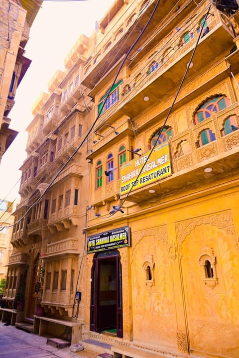 Property building, Day, Neighbourhood, City view, Street view