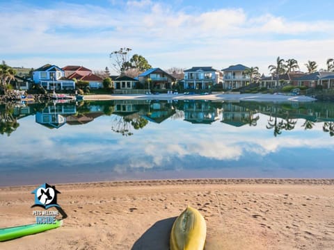 Neighbourhood, Natural landscape, Beach