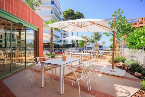 Restaurant/places to eat, Lounge or bar
