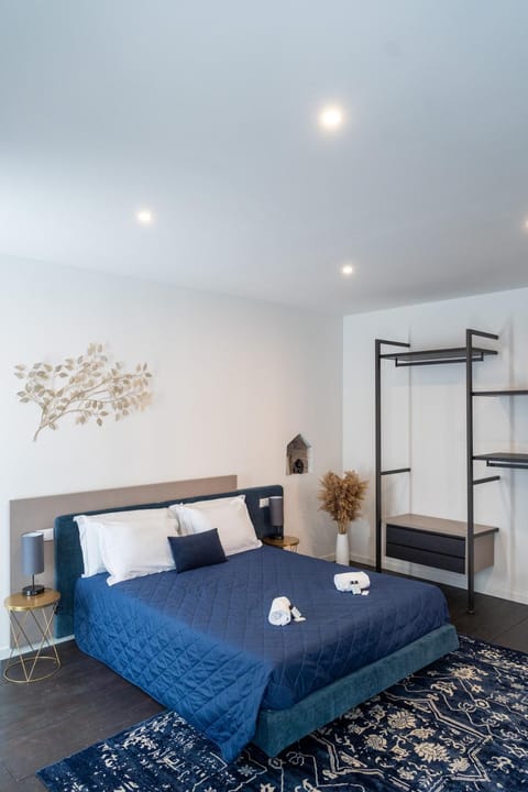 Bed, Bedroom, towels, wardrobe