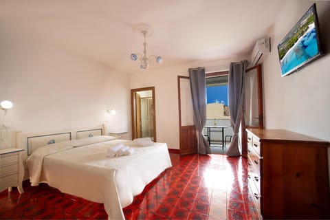 TV and multimedia, Photo of the whole room, Bedroom