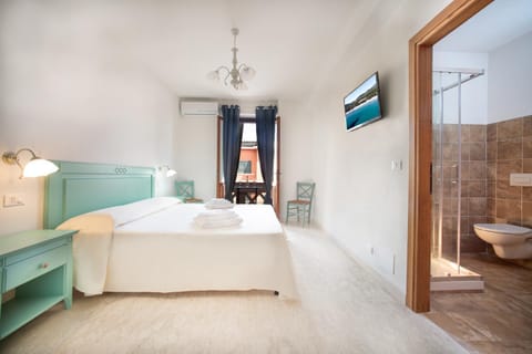 Shower, Bed, TV and multimedia, Photo of the whole room, towels