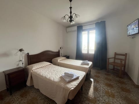 Bed, TV and multimedia, Bedroom, towels