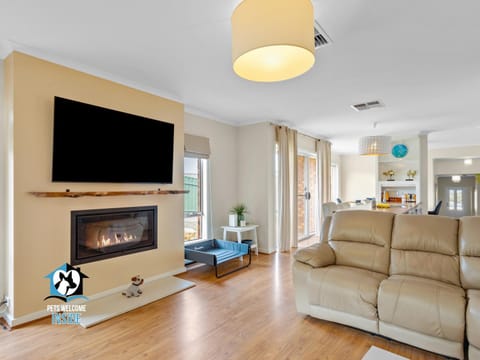 Communal lounge/ TV room, TV and multimedia, Living room, Entertainment, Family, Family, flat iron