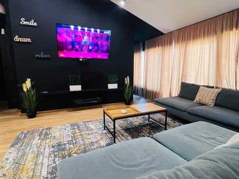 Communal lounge/ TV room, TV and multimedia, Living room, Seating area