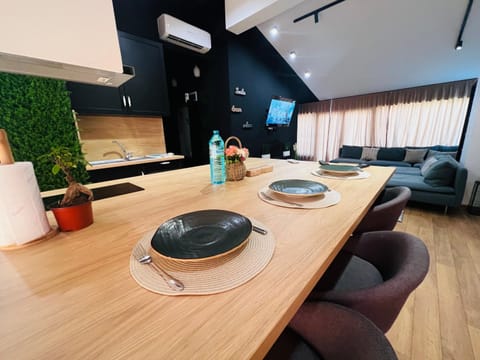 Kitchen or kitchenette, Dining area