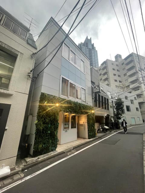 Property building, Location