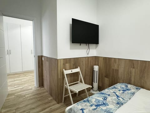 Bed, TV and multimedia, Bedroom