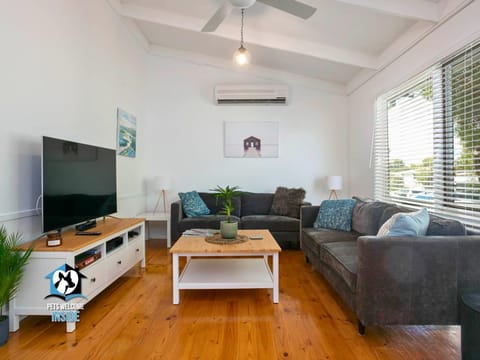 Communal lounge/ TV room, TV and multimedia, Living room, Decorative detail, Decorative detail, Seating area, air conditioner