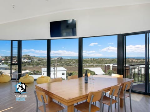 Communal lounge/ TV room, TV and multimedia, Sea view, Sea view, Street view