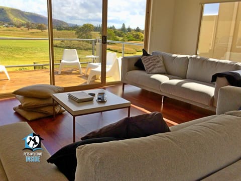 View (from property/room), Living room, Decorative detail, Sunrise, Sunset, Family, Family