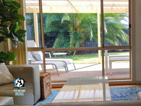 Patio, Garden, View (from property/room), Living room, Seating area, Garden view