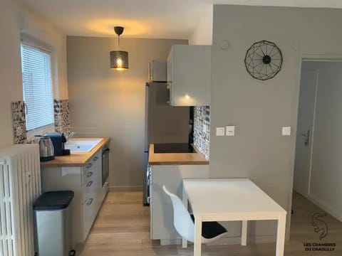 Kitchen or kitchenette, Dining area, minibar, pet friendly
