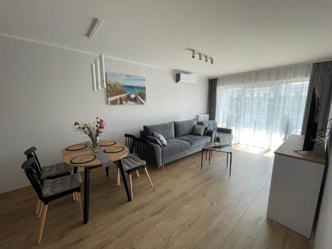 TV and multimedia, Living room, Seating area, Dining area, air conditioner