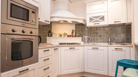 Kitchen or kitchenette, minibar