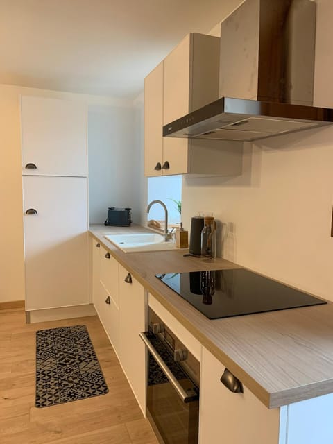 Kitchen or kitchenette, dishwasher, stove