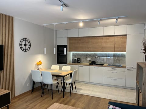 Coffee/tea facilities, Kitchen or kitchenette, Dining area, minibar, stove